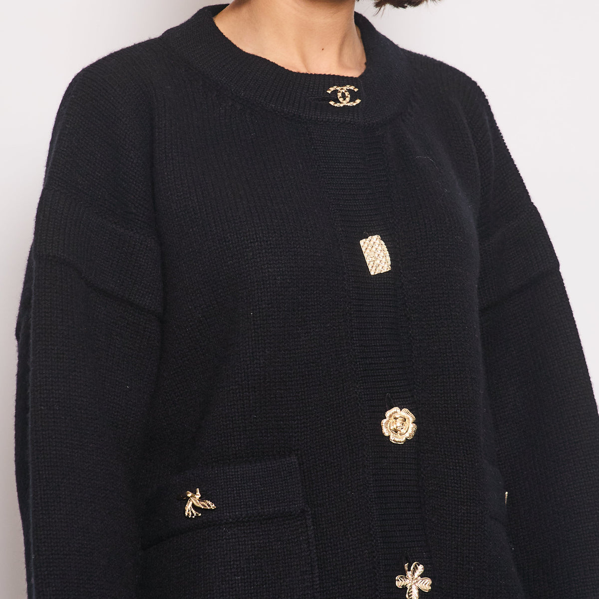 Chanel 22B Black Cashmere Knit Long Sleeve igan with Gold Charm Buttons Size FR 38 (UK 10) RRP ¬£4350