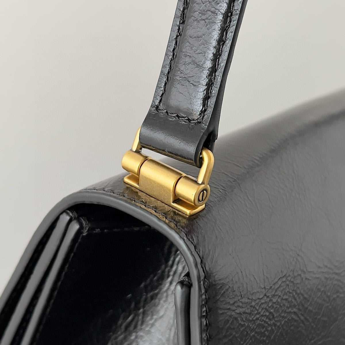 BAL MEDIUM CRUSH BAG