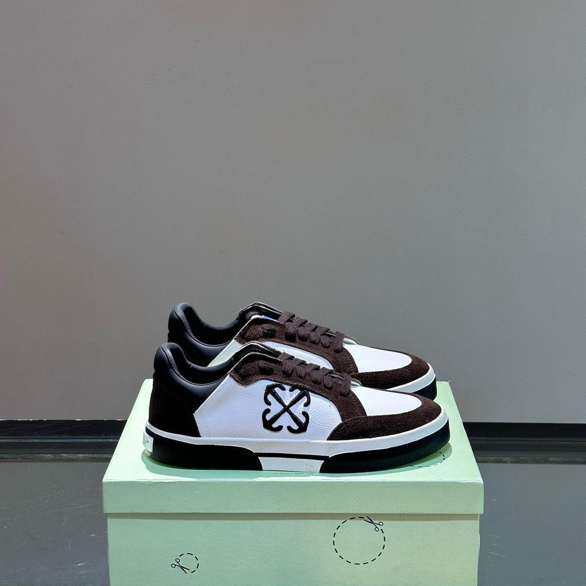 OFF W TRAINERS