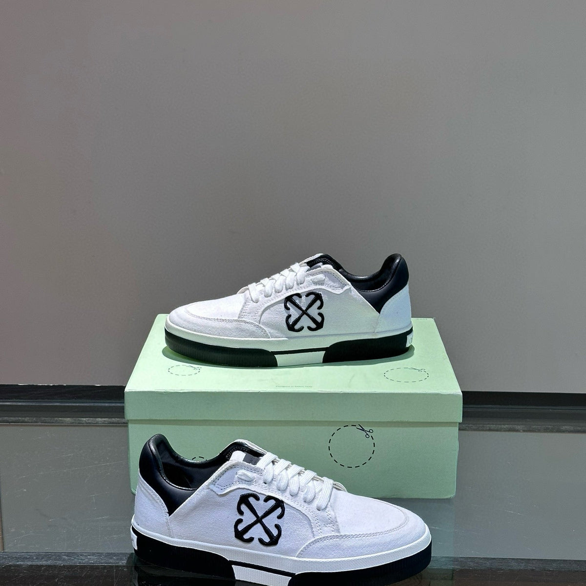 OFF W TRAINERS