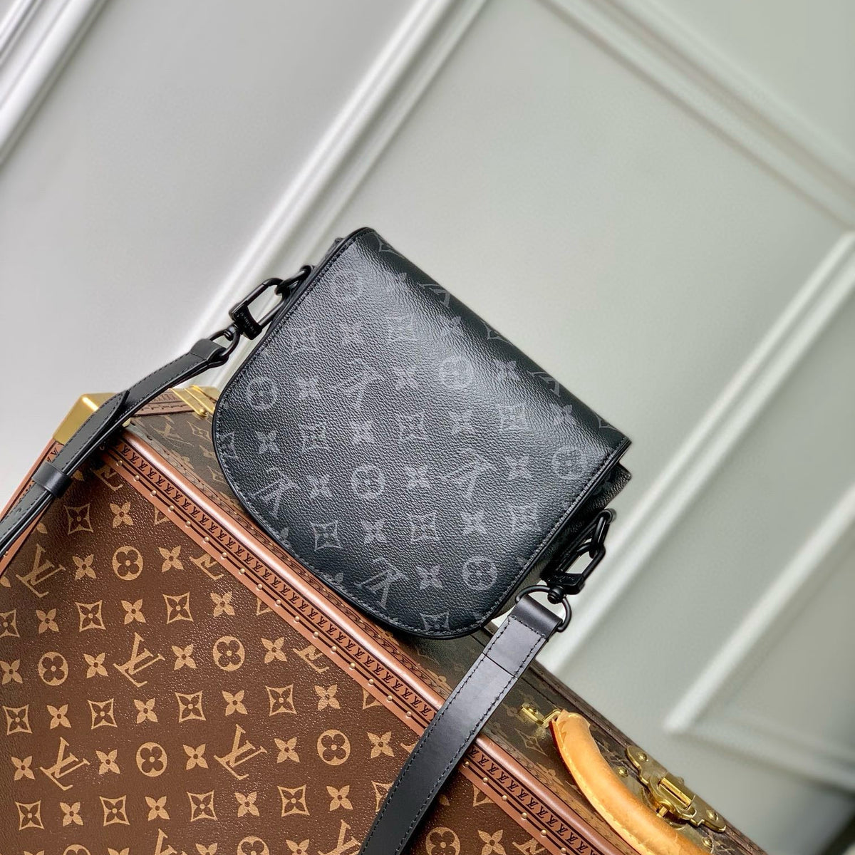 LOU MONTSOURIS MESSENGER PM BAG