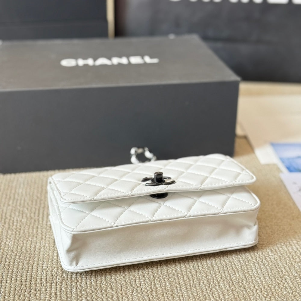 CC WALLET ON CHAIN WHITE LAMBSKIN 19CM