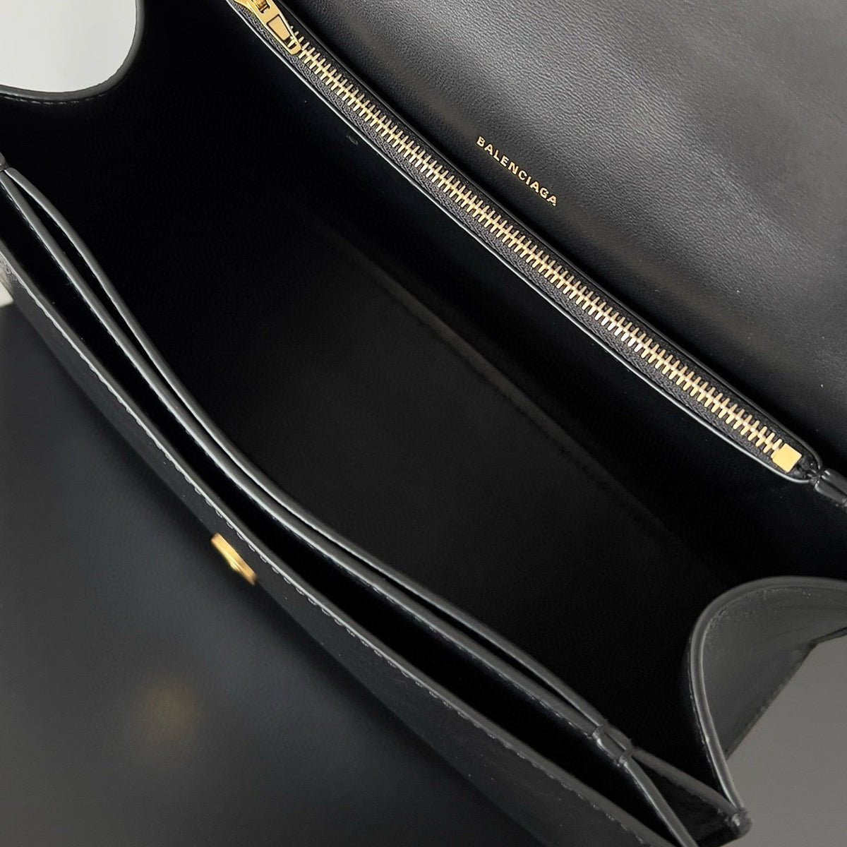 BAL MEDIUM CRUSH BAG