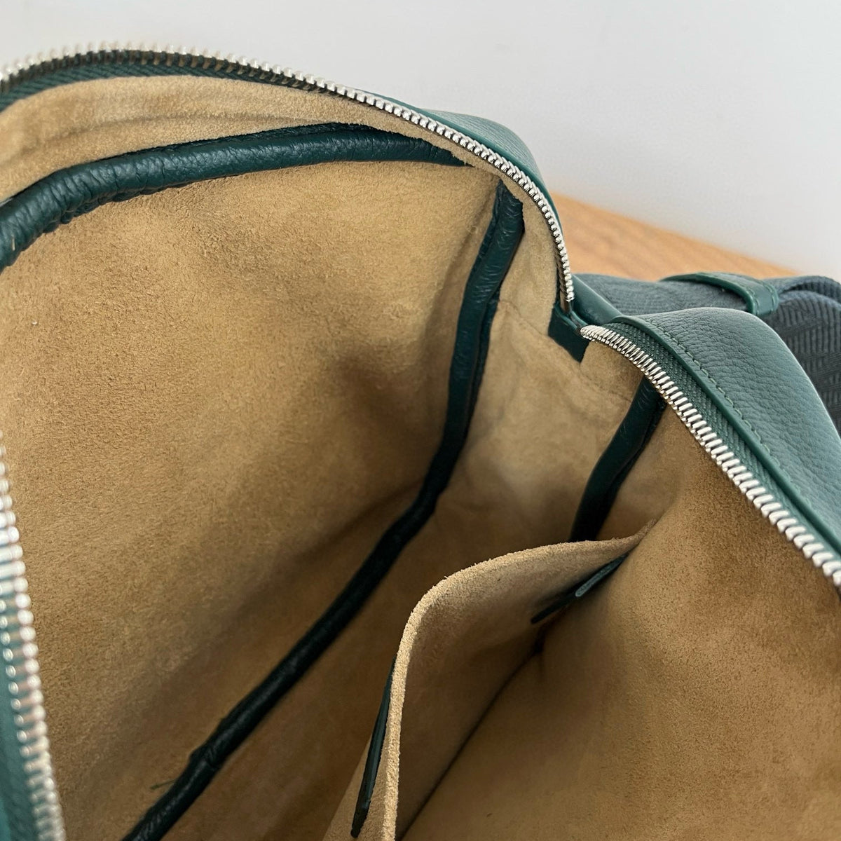 LOEW PEBBLE MESSENGER BAG