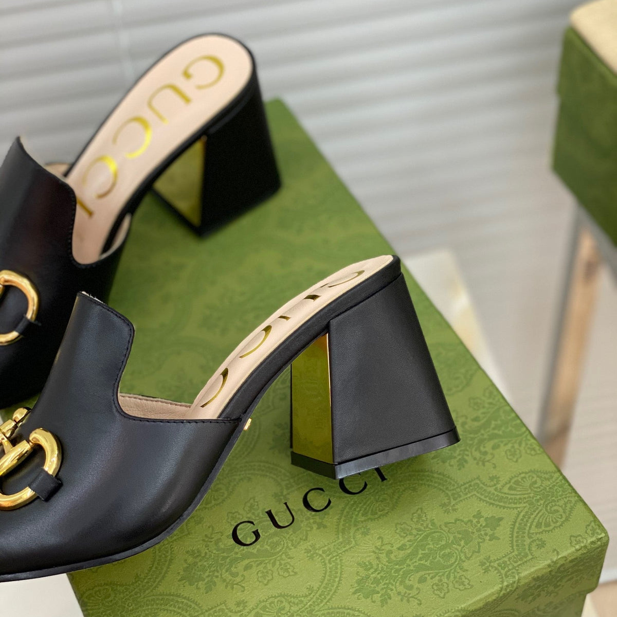 SE500 Size 5-10 Heels:7.5cm Material: Cowhide Lining: Sheep skin Sole: Italian leather