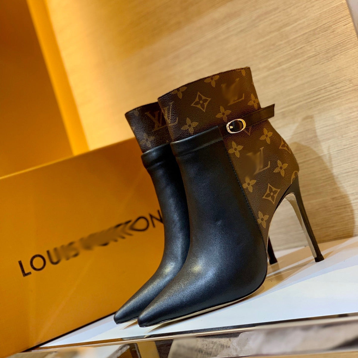 SE634  Size 4-11 Heels:10.5cm Material: Cowhide  Lining: Sheep skin Sole: Italian leather