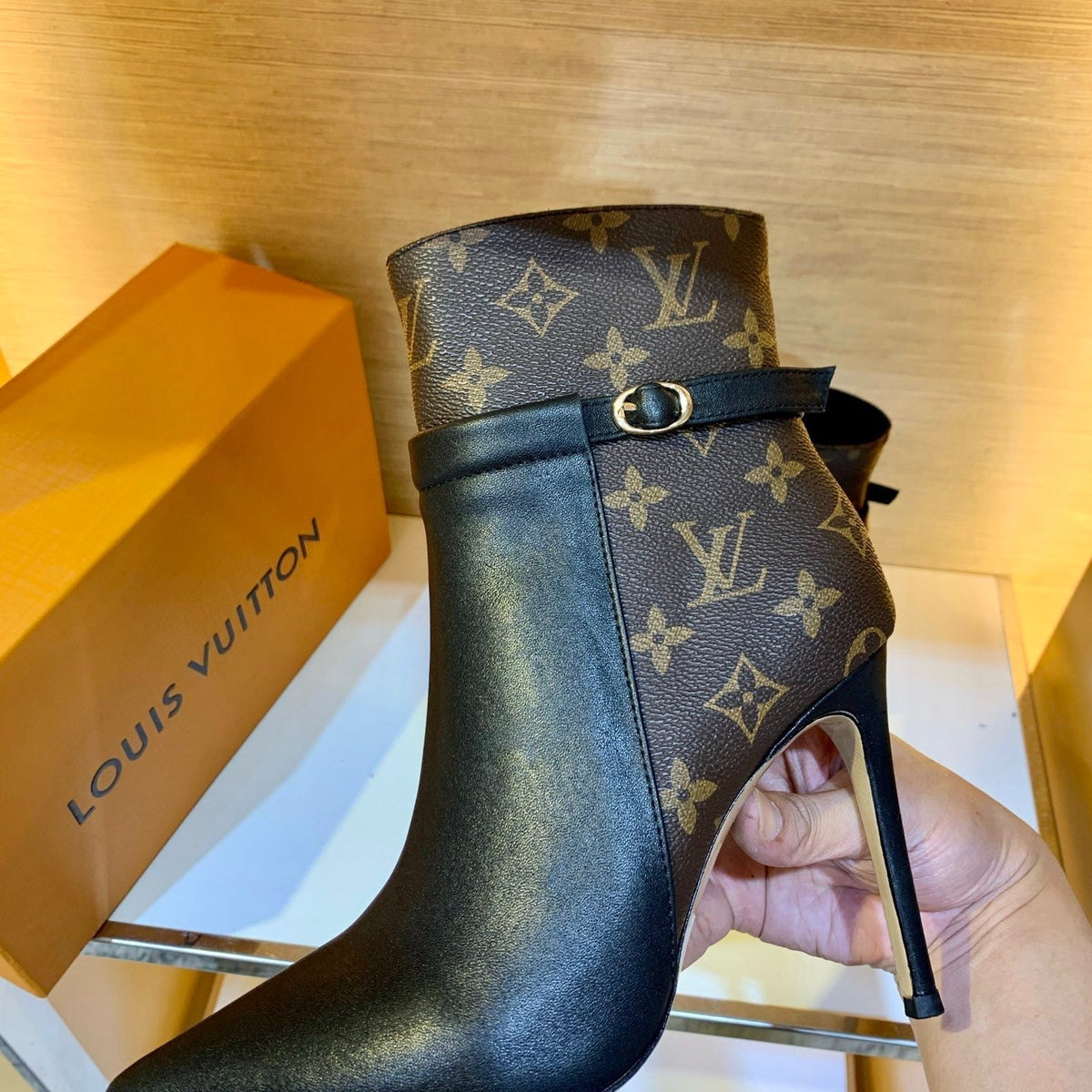 SE634  Size 4-11 Heels:10.5cm Material: Cowhide  Lining: Sheep skin Sole: Italian leather