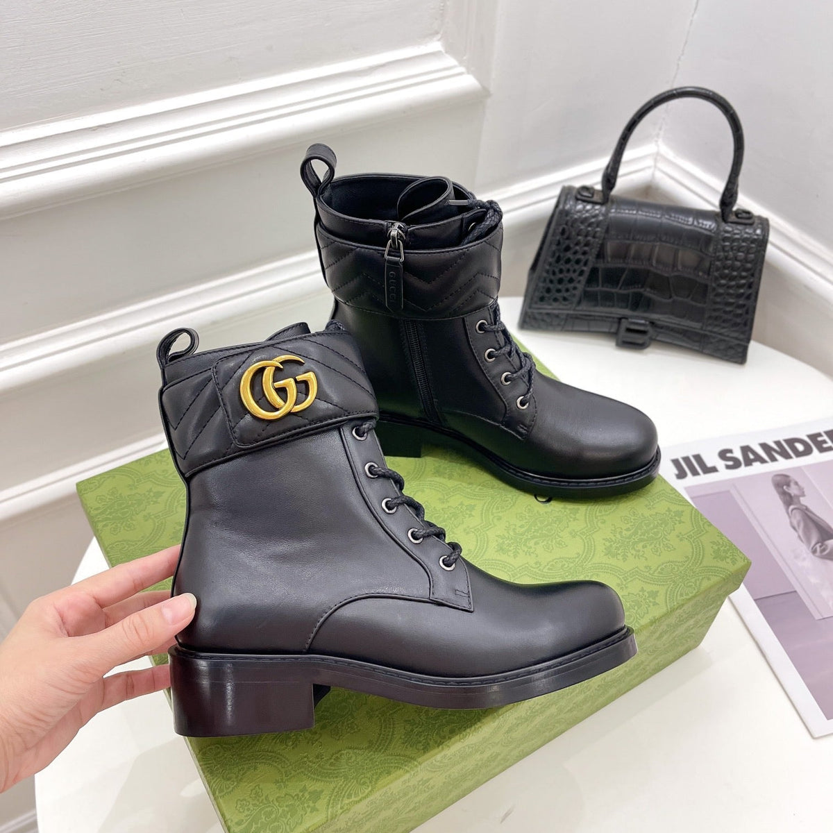 SE690  Size 5-10    Material: Cowhide   Lining: Sheep skin Sole: Rubber