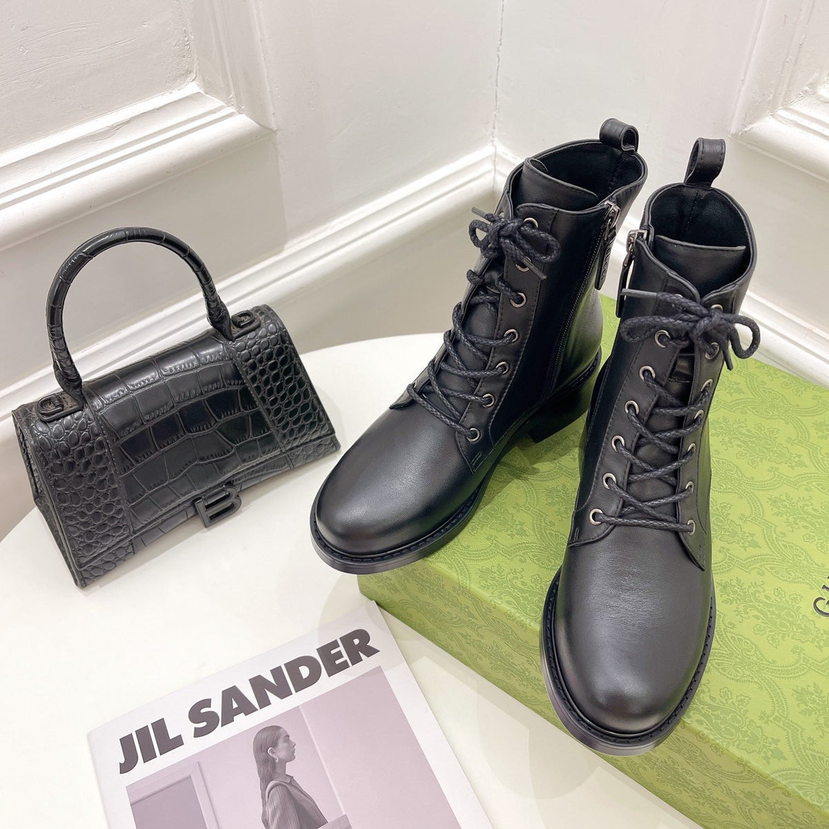SE690  Size 5-10    Material: Cowhide   Lining: Sheep skin Sole: Rubber