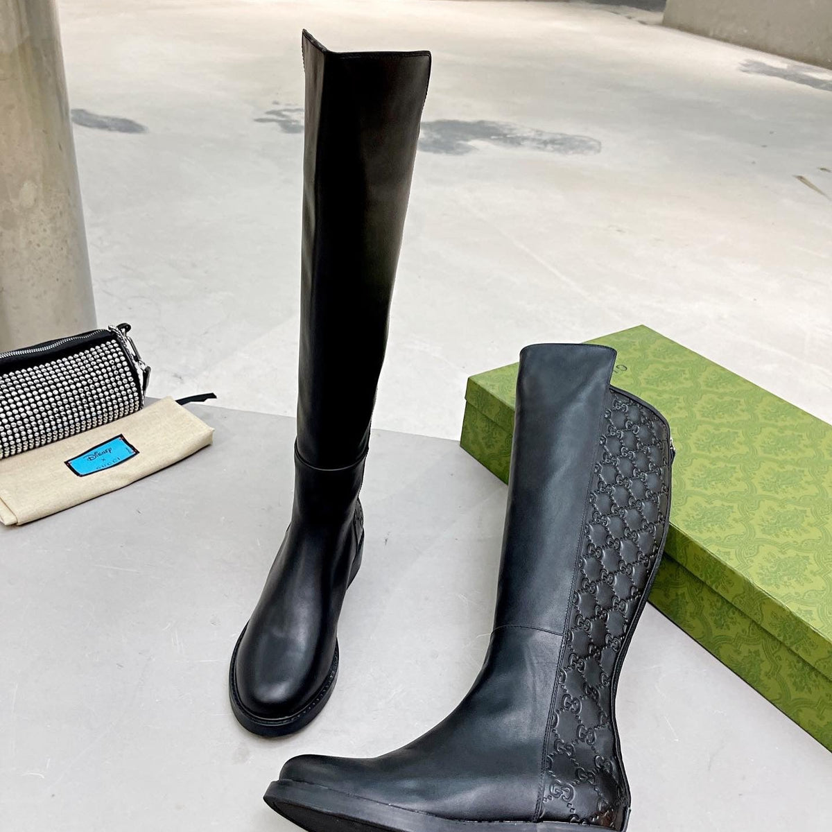 SE754 Size 4-10   approximately 17.7” from arch Material: Cowhide  Lining: Sheep skin Sole: Rubber