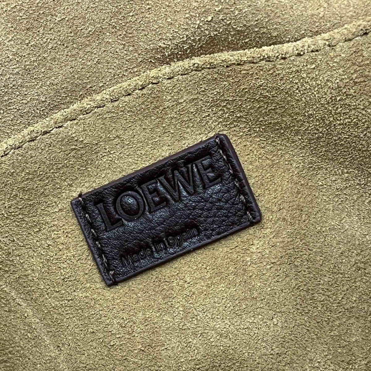 LOEW PEBBLE MESSENGER BAG
