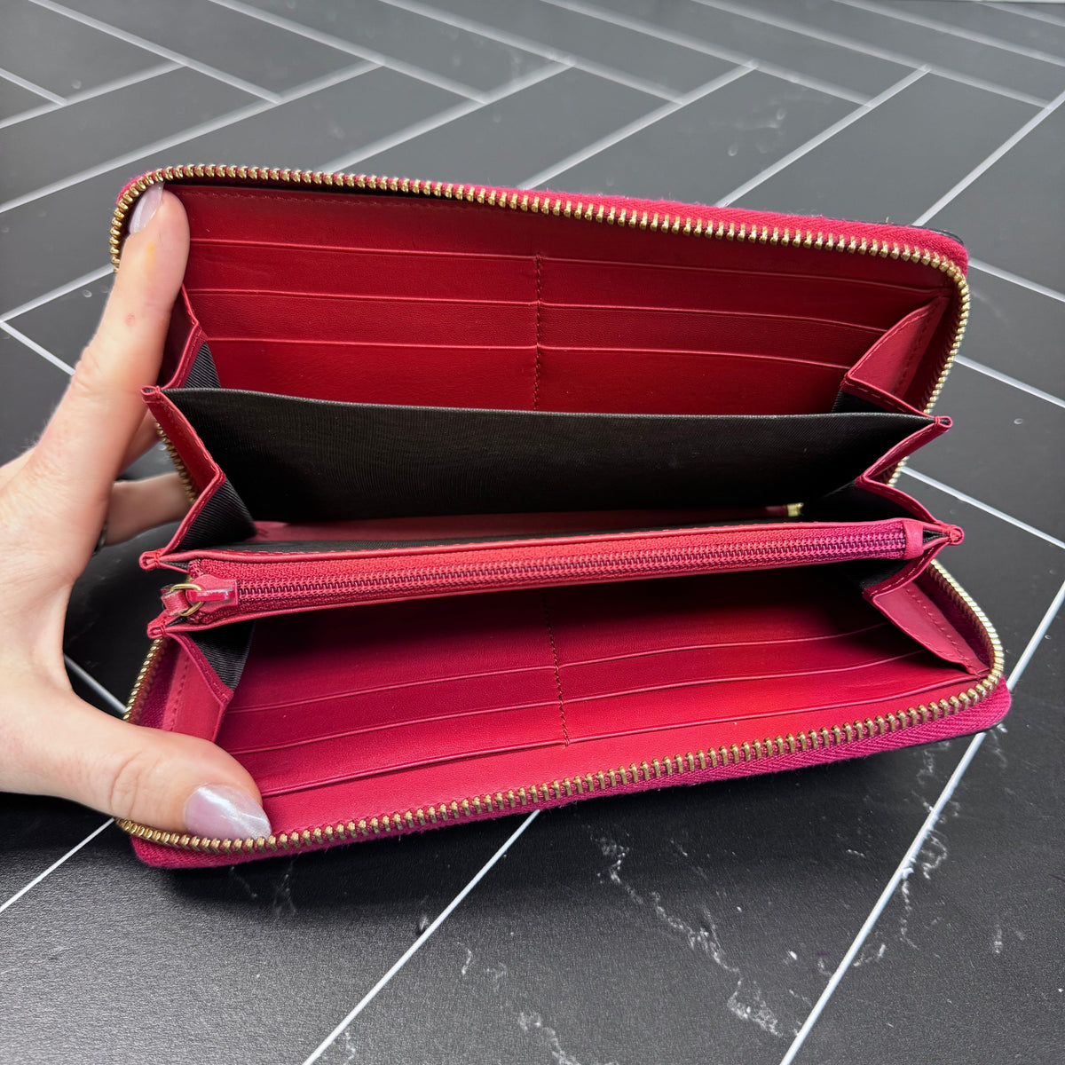 Gucci Beige GG Surpreme Snake Heart Zippy Wallet
