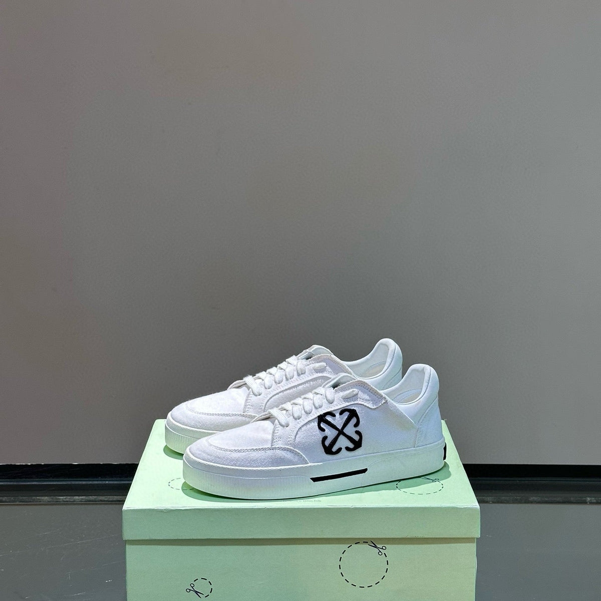 OFF W TRAINERS