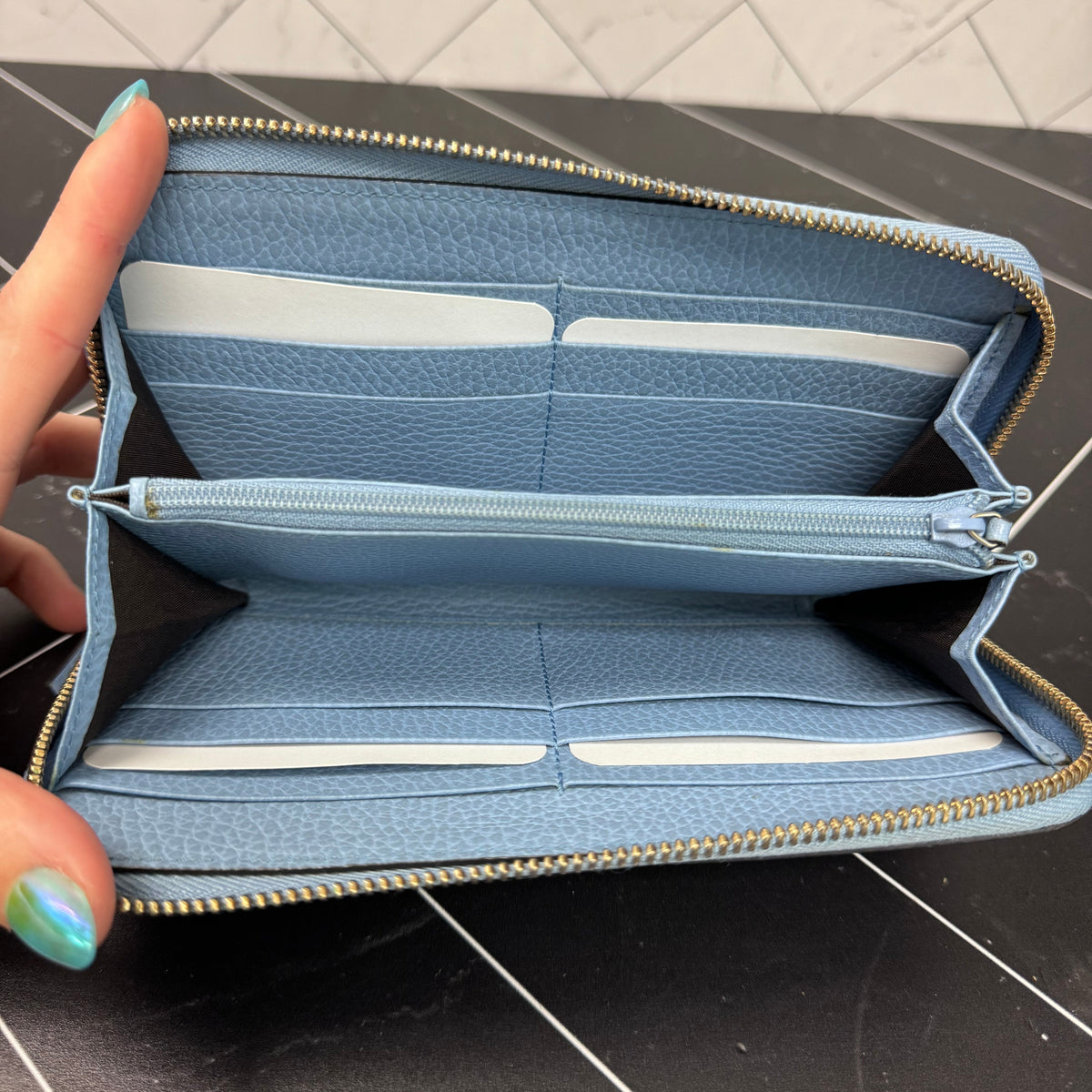 LIKE NEW- Gucci Blue Leather Zippy Wallet