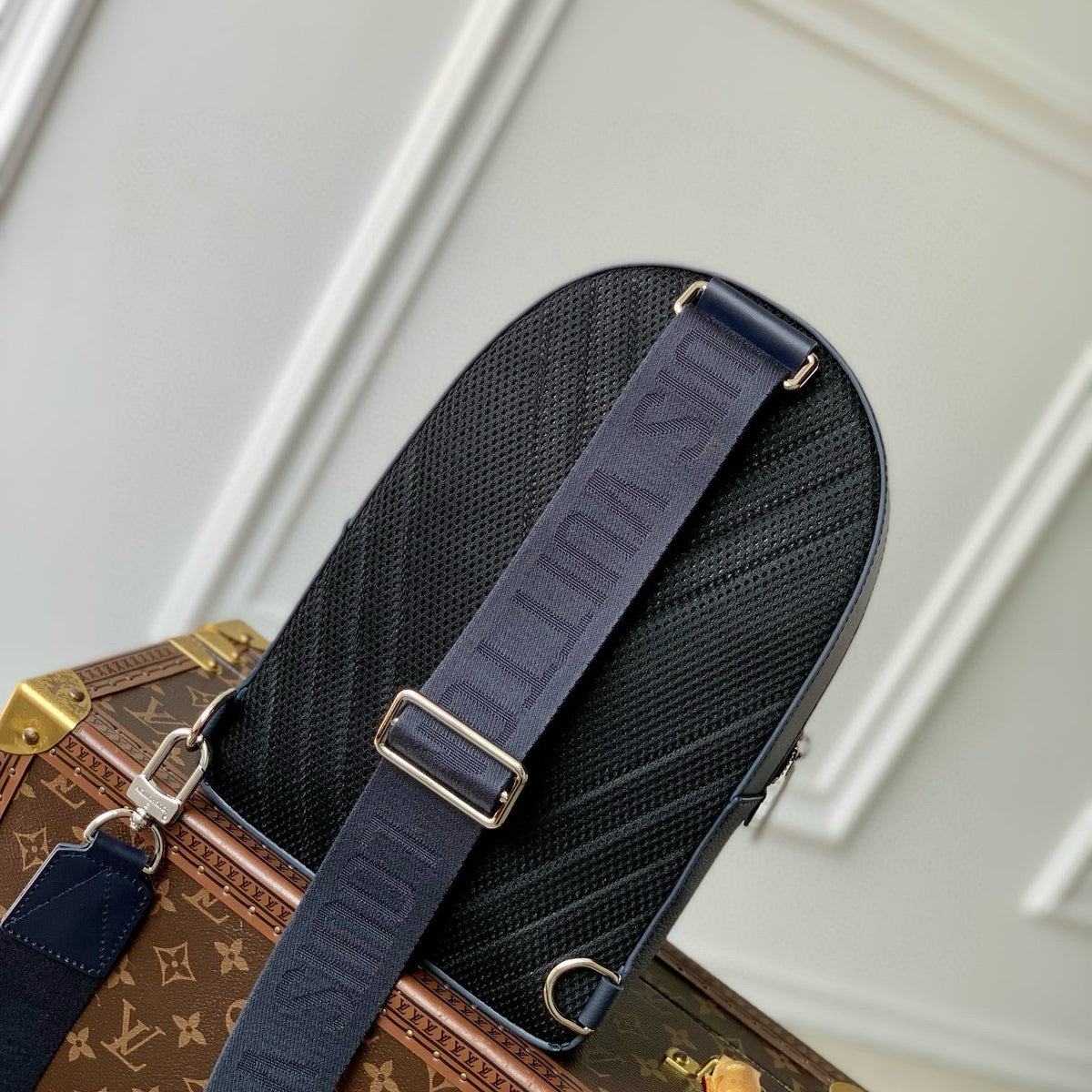 LOU PILOT SLINGBAG