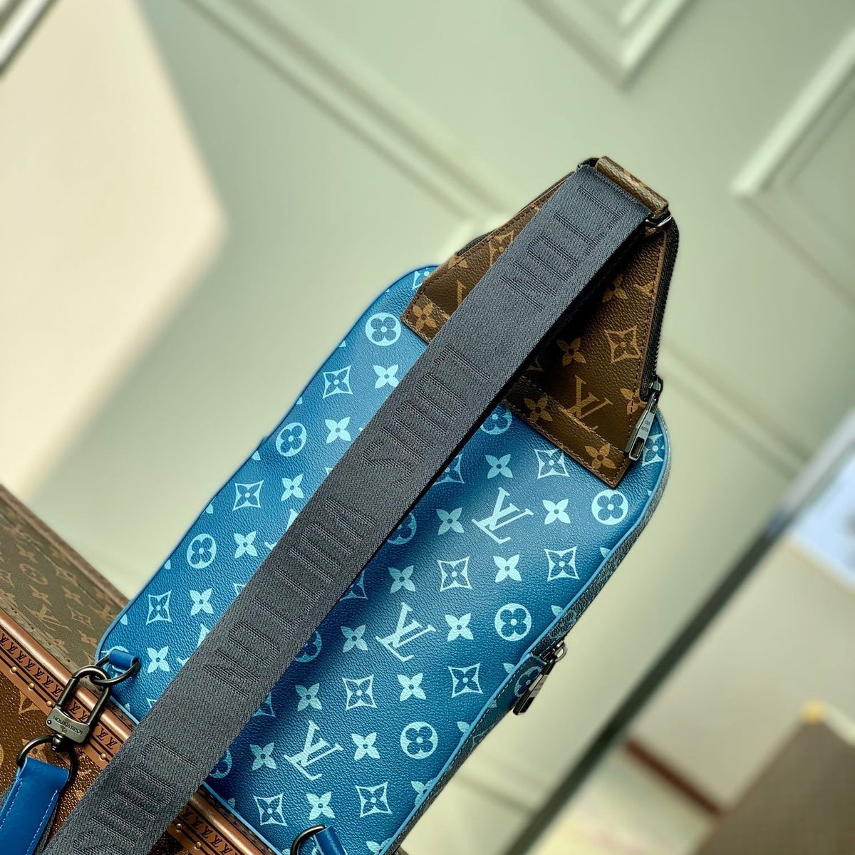 LOU NM AVENUE SLINGBAG