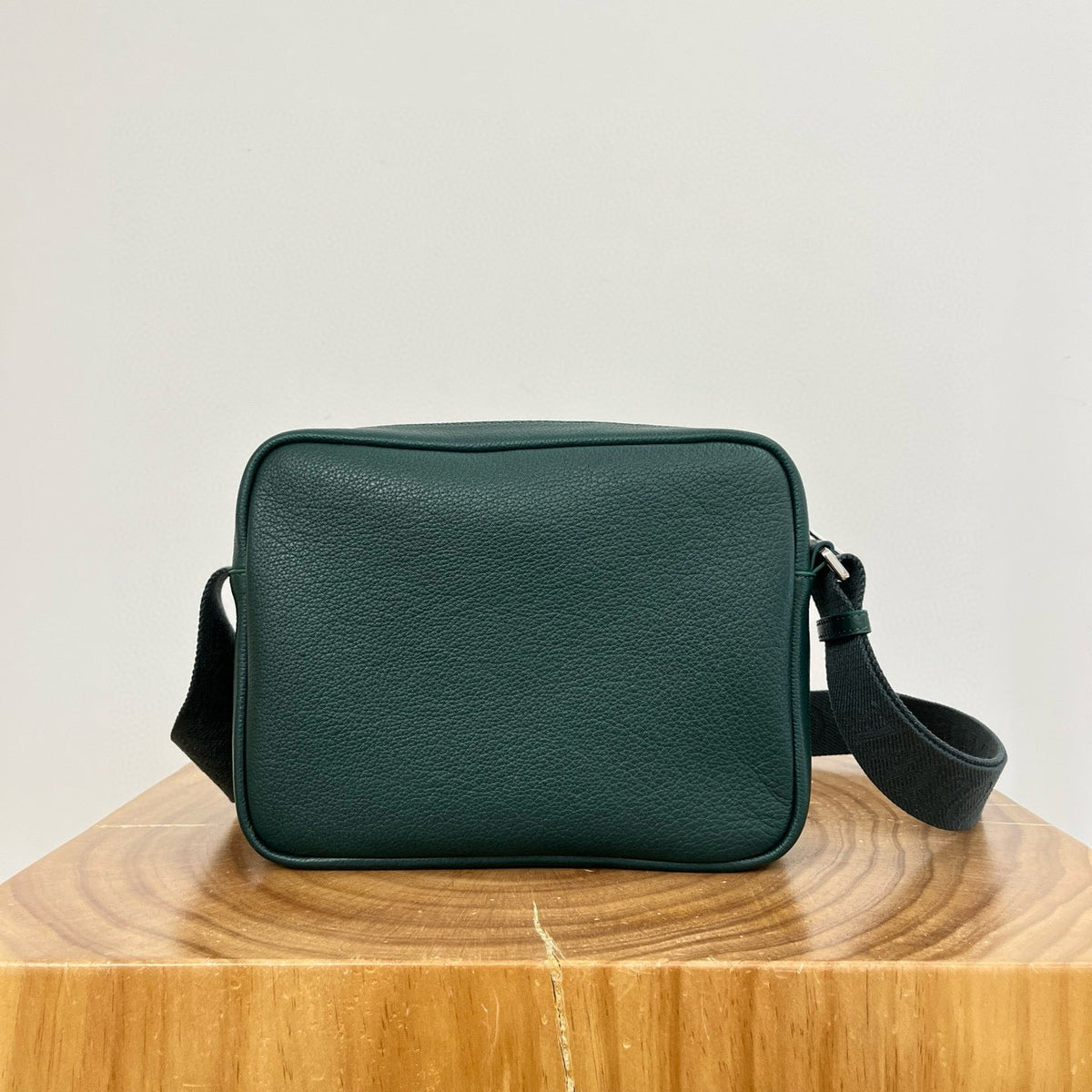 LOEW PEBBLE MESSENGER BAG