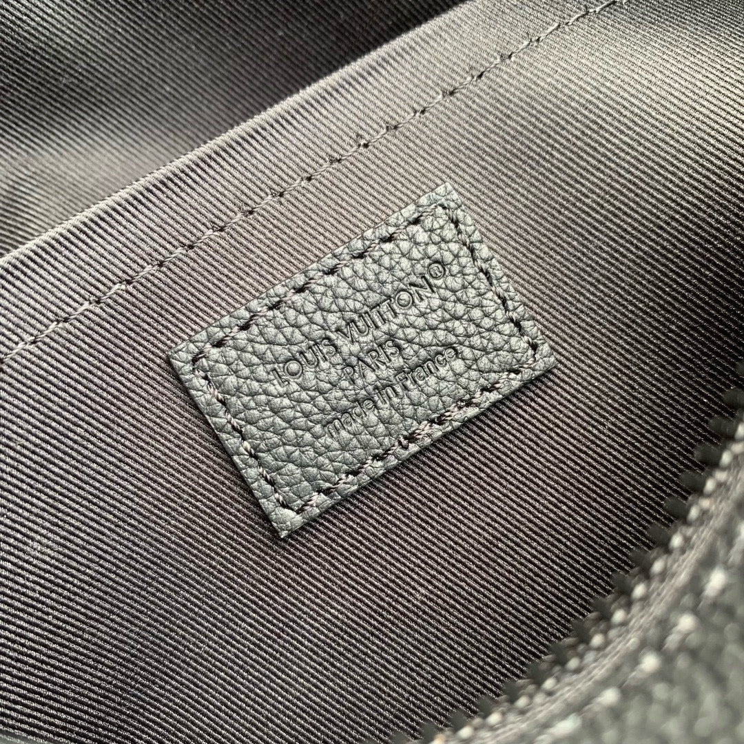 LOU BOARDING MESSENGER BAG