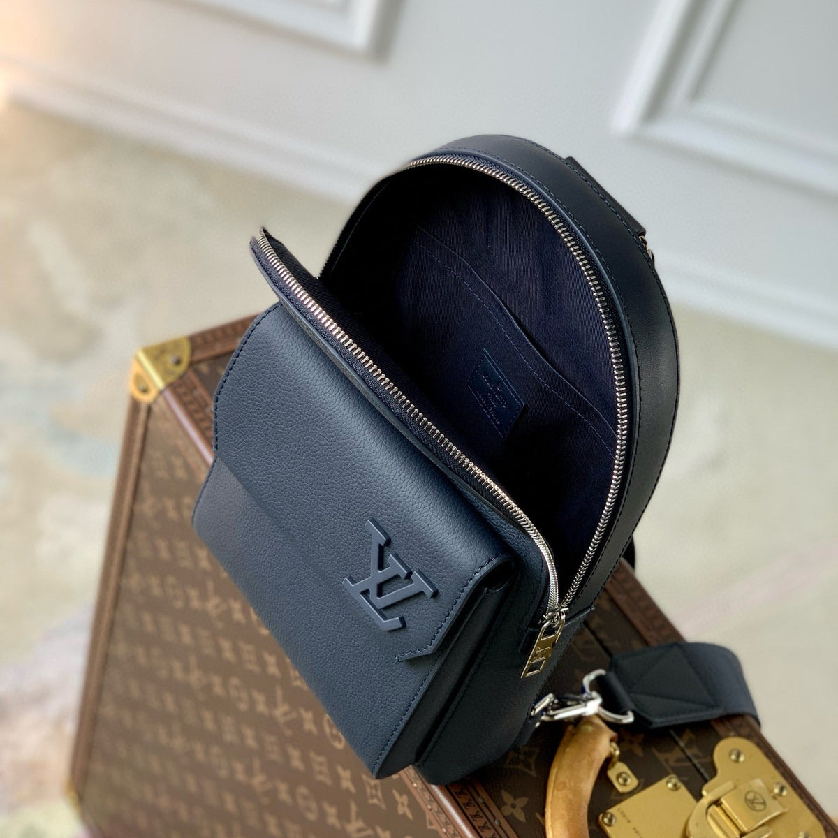 LOU PILOT SLINGBAG