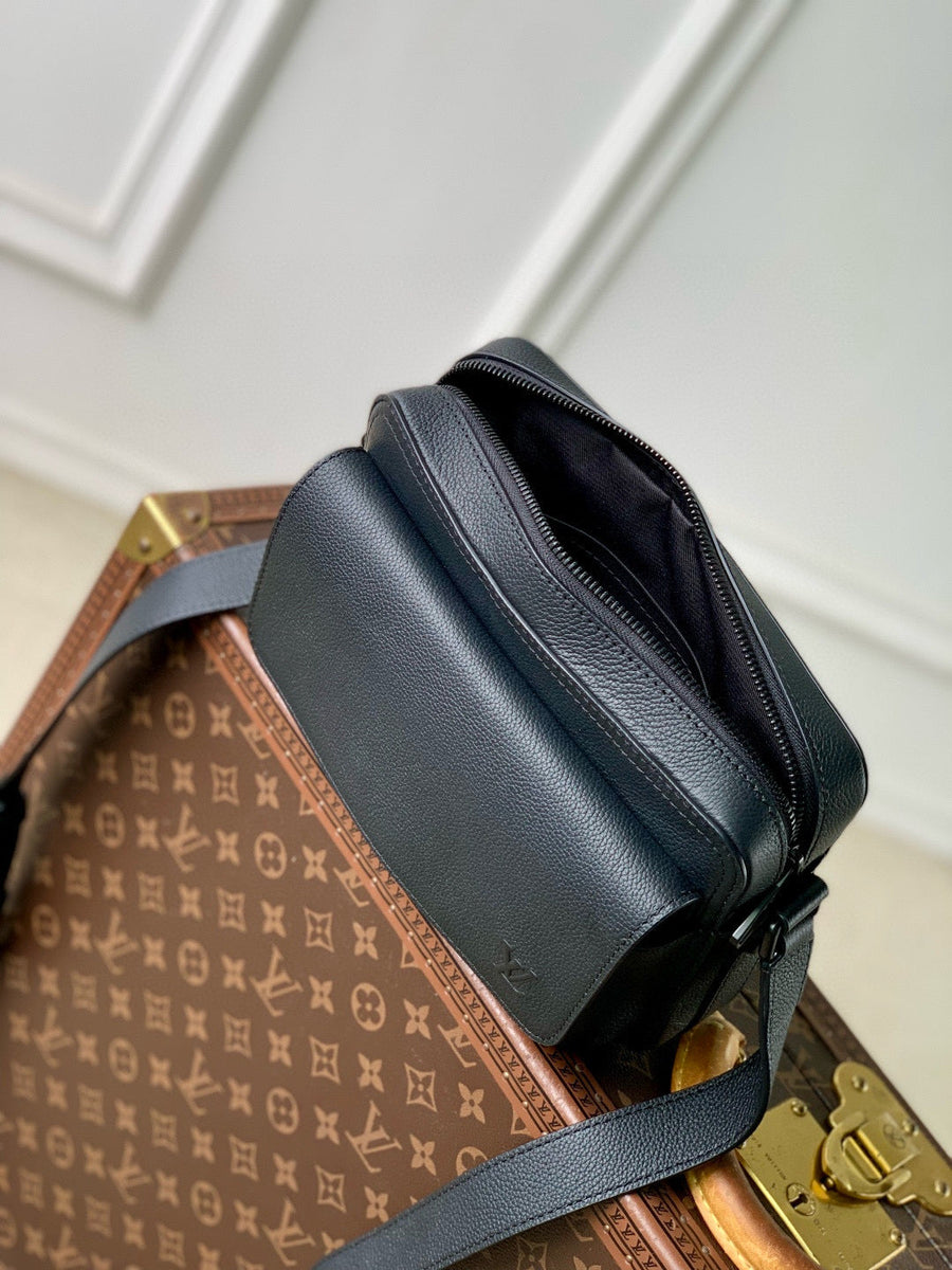 LOU BOARDING MESSENGER BAG
