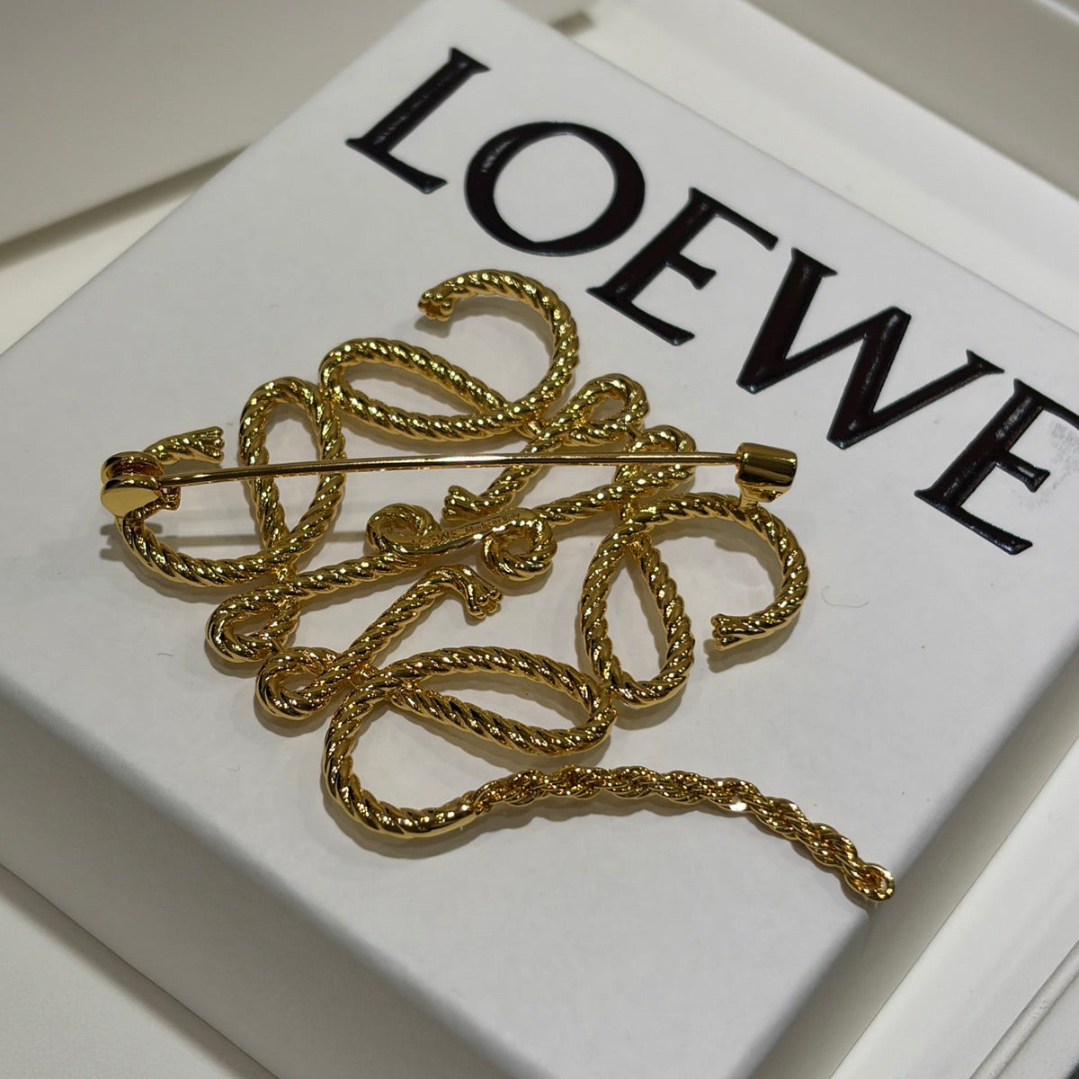 LOEW BROOCHE