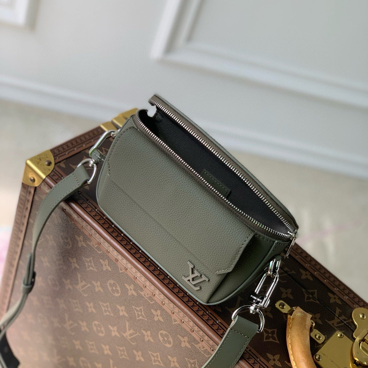 LOU PILOT WEARABLE WALLET