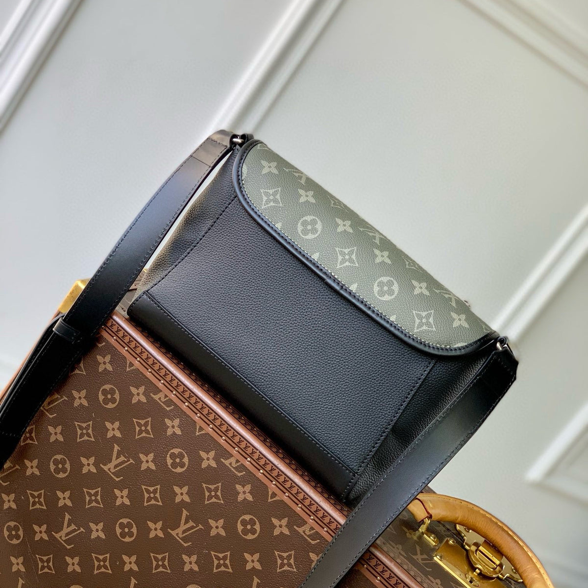 LOU PULSE MESSENGER BAG