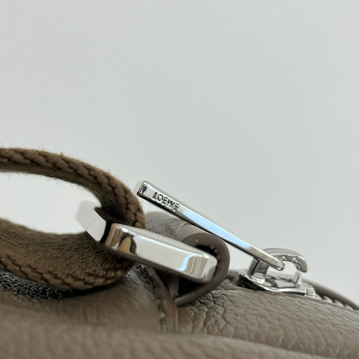 LOEW PEBBLE MESSENGER BAG