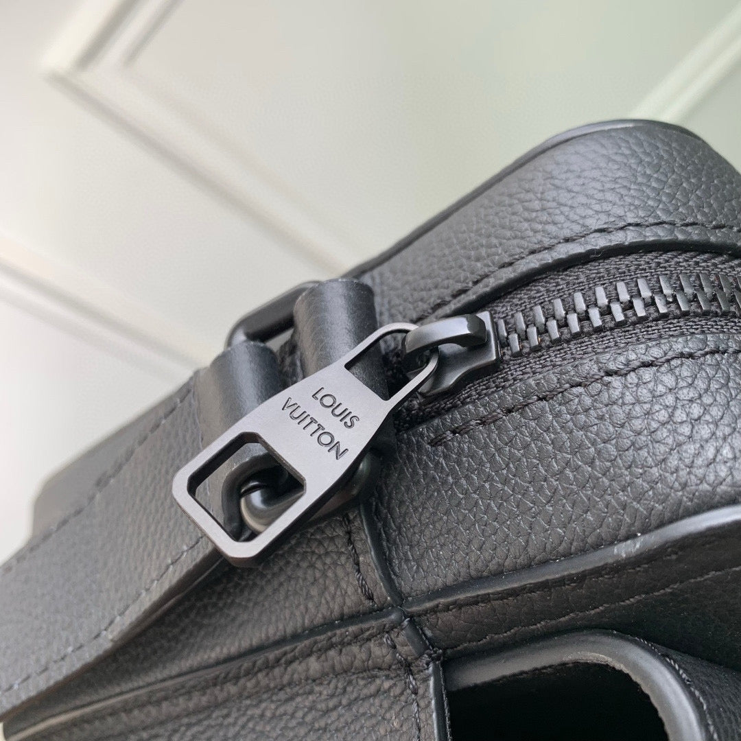 LOU BOARDING MESSENGER BAG