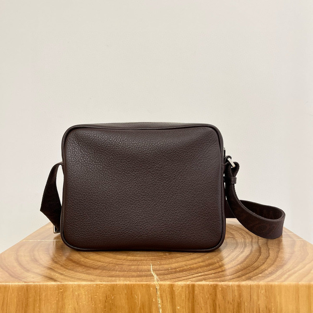LOEW PEBBLE MESSENGER BAG