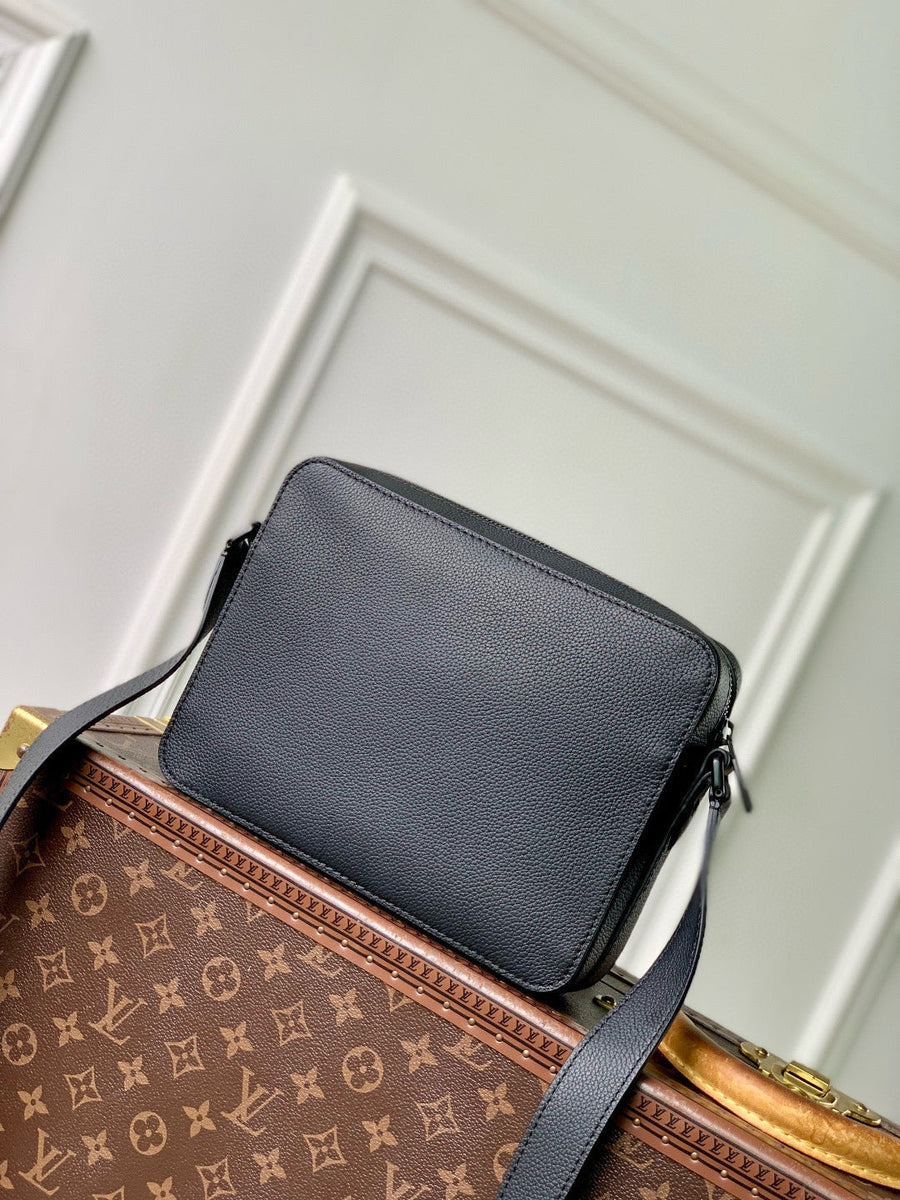 LOU BOARDING MESSENGER BAG
