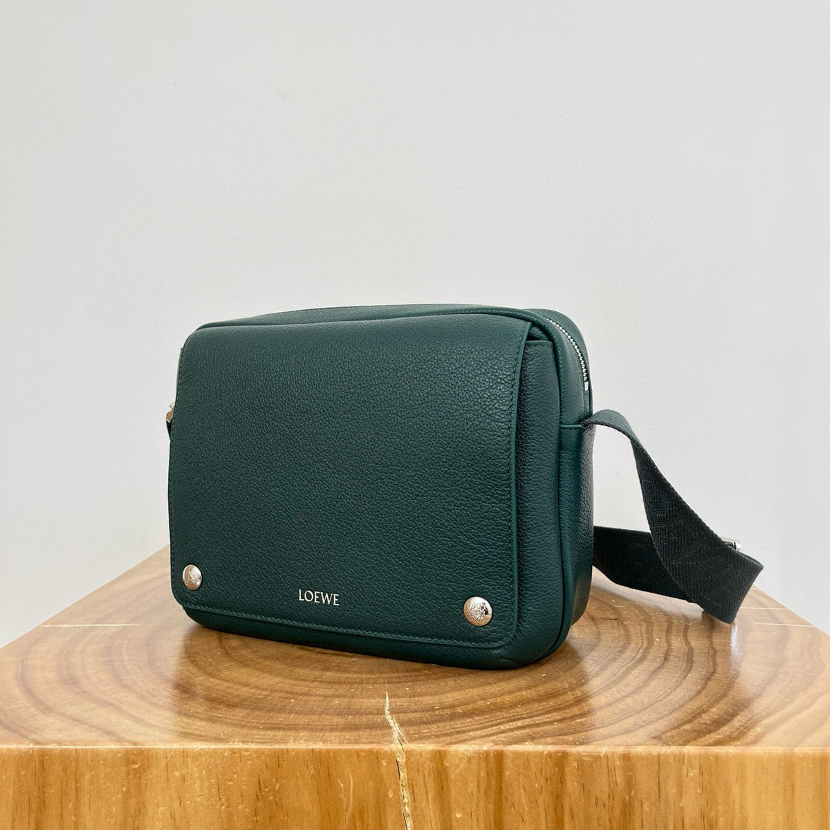 LOEW PEBBLE MESSENGER BAG