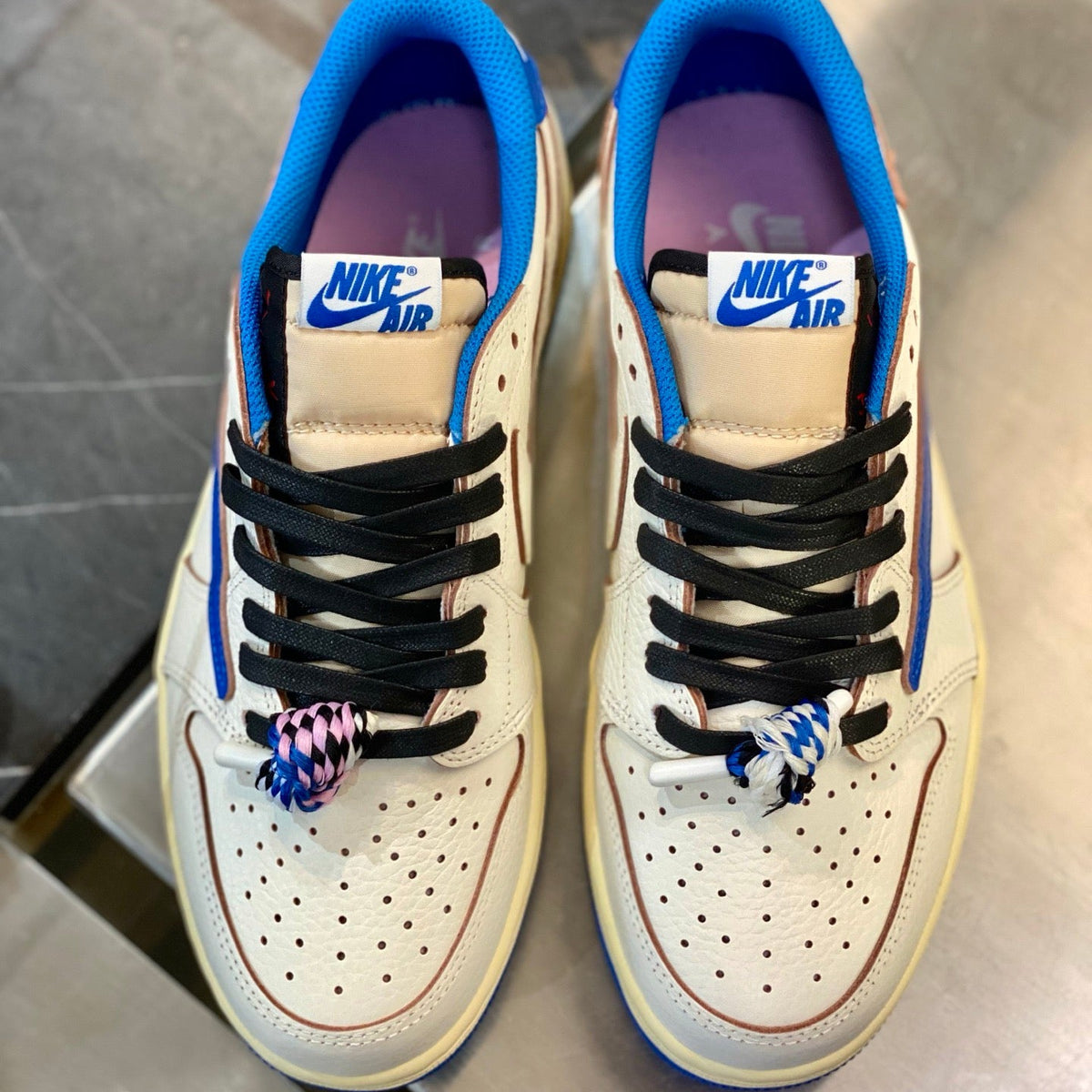 TRAVIS S x JORDAN 1 LOW SNEAKERS