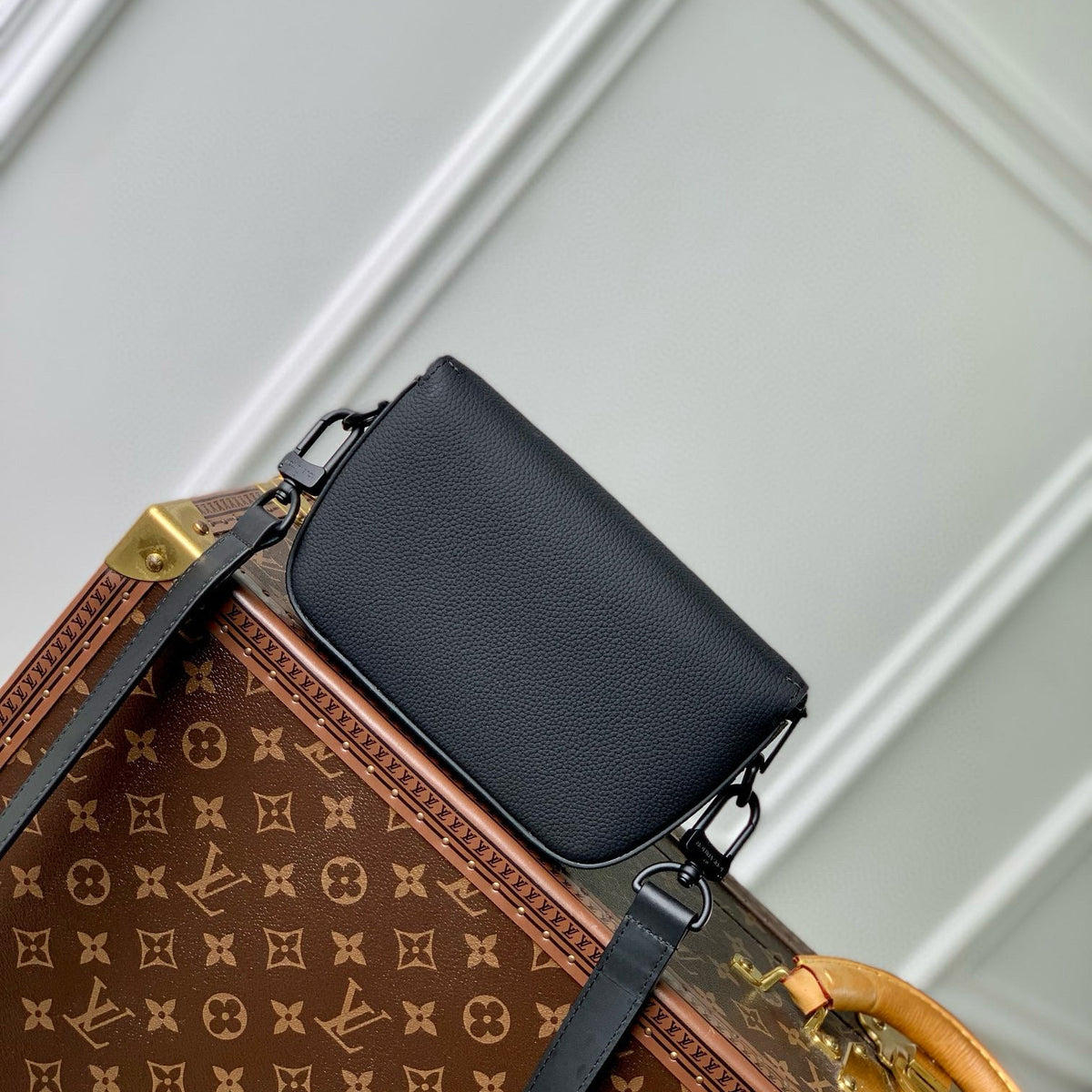 LOU PILOT WEARABLE WALLET