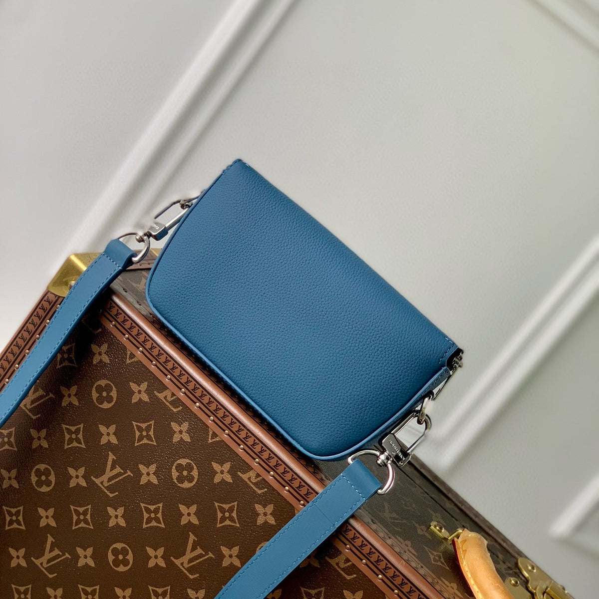 LOU PILOT WEARABLE WALLET