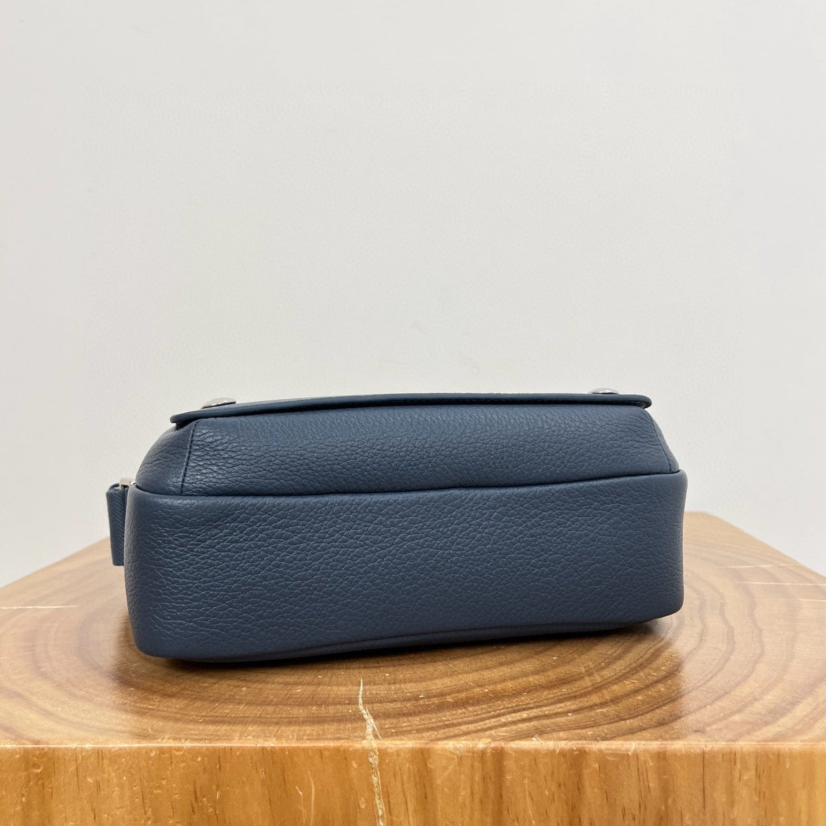 LOEW PEBBLE MESSENGER BAG