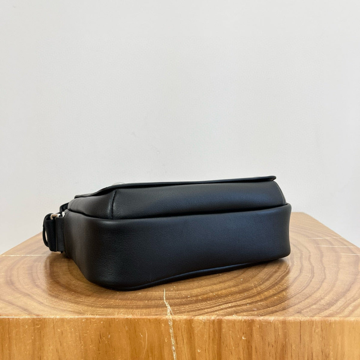 LOEW PEBBLE MESSENGER BAG