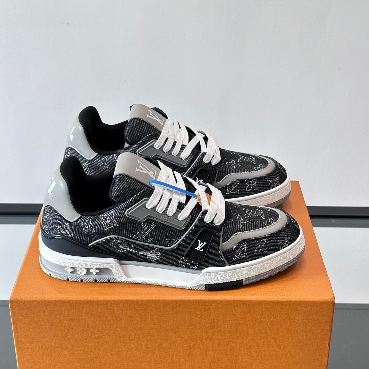 LOU TRAINERS ND