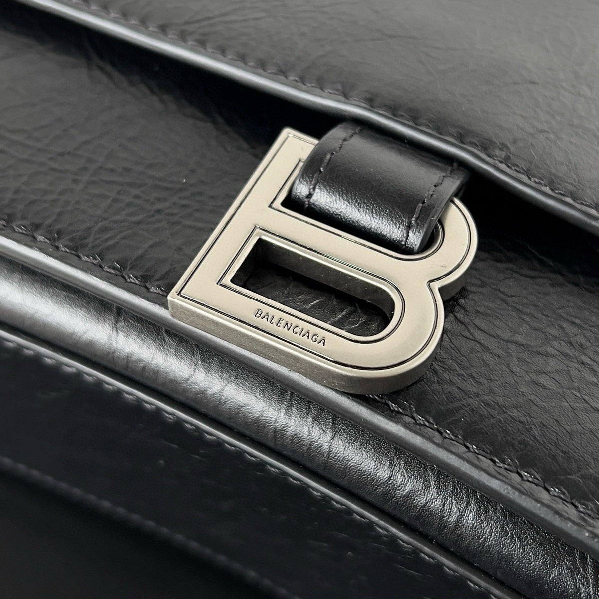 BAL MEDIUM CRUSH BAG