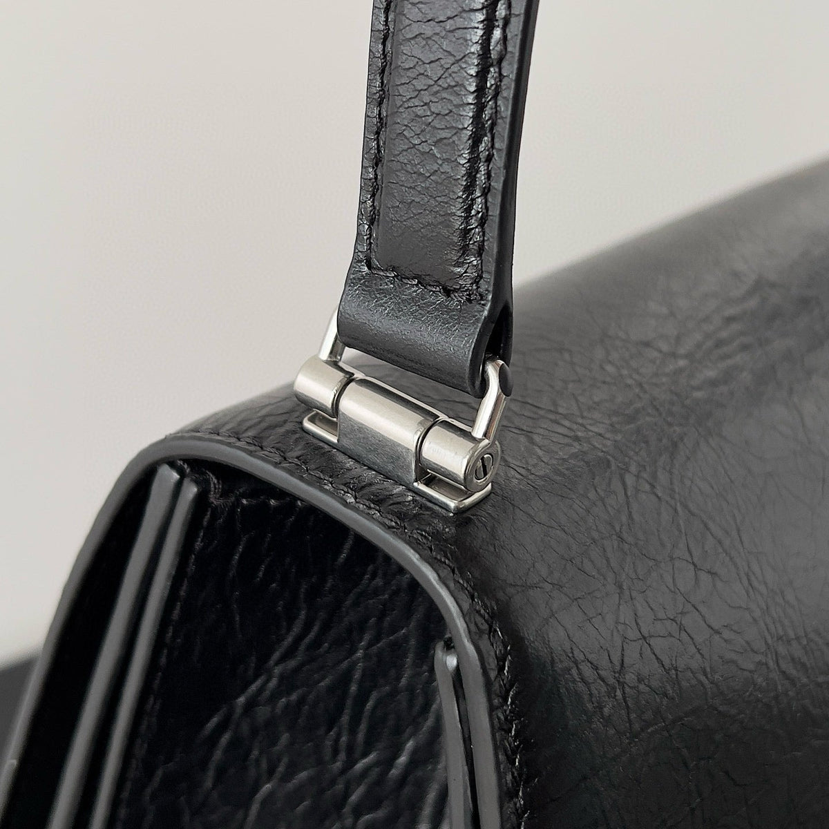 BAL MEDIUM CRUSH BAG