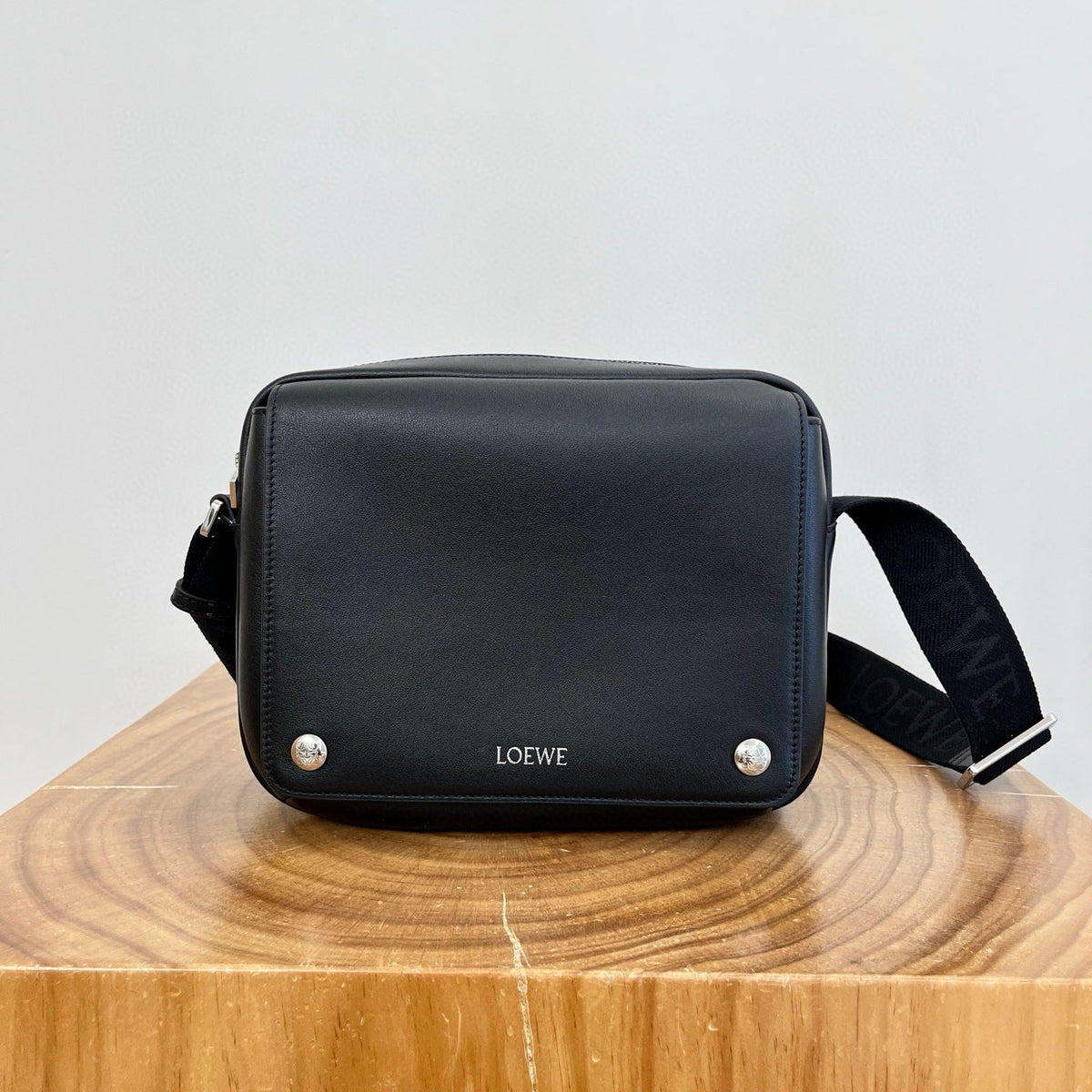 LOEW PEBBLE MESSENGER BAG