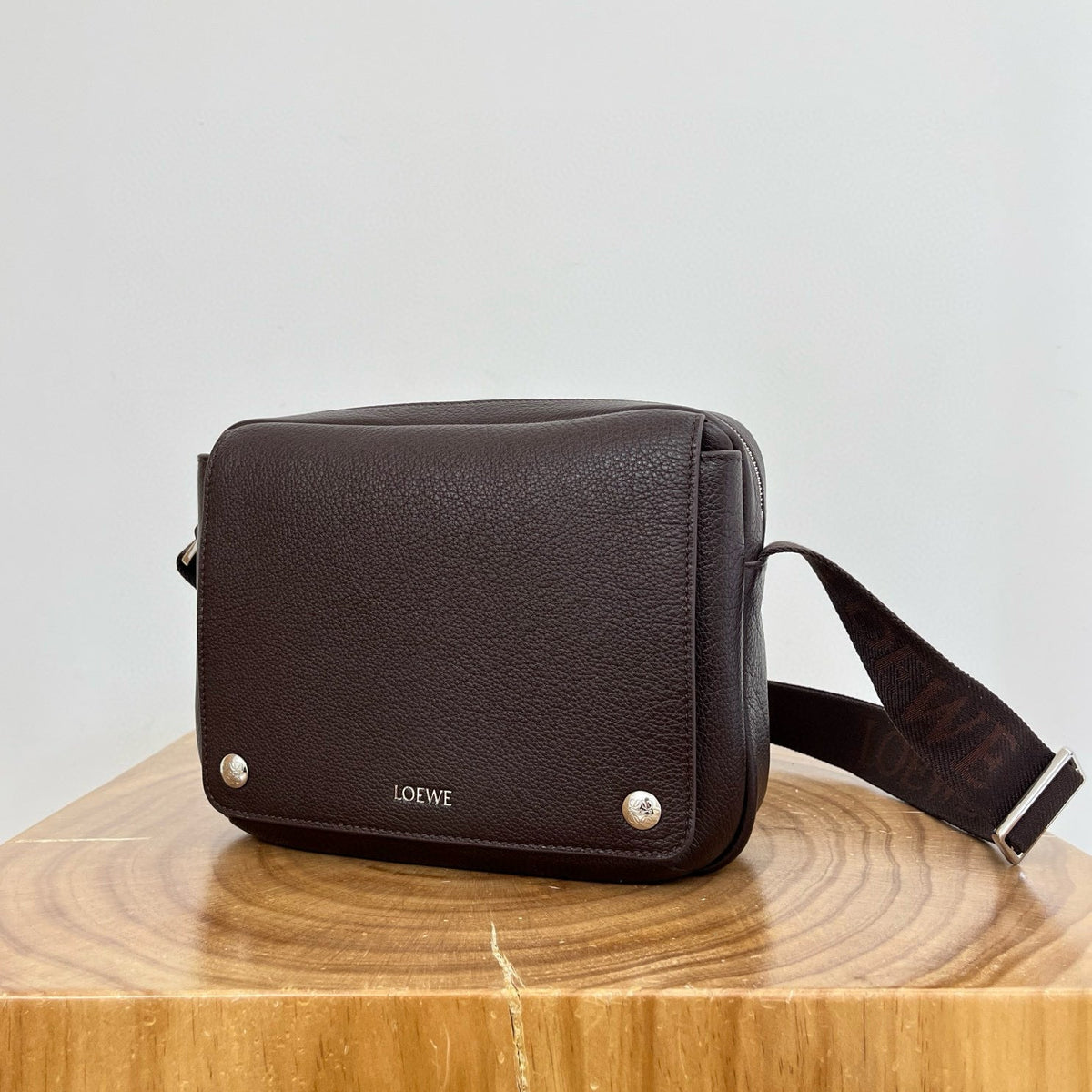 LOEW PEBBLE MESSENGER BAG
