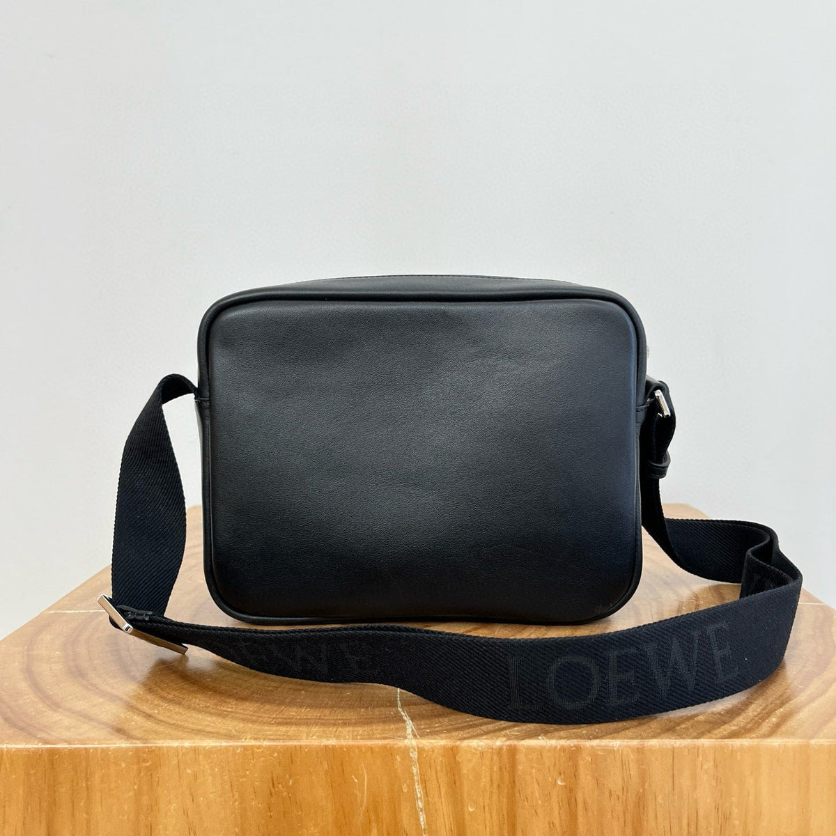 LOEW PEBBLE MESSENGER BAG