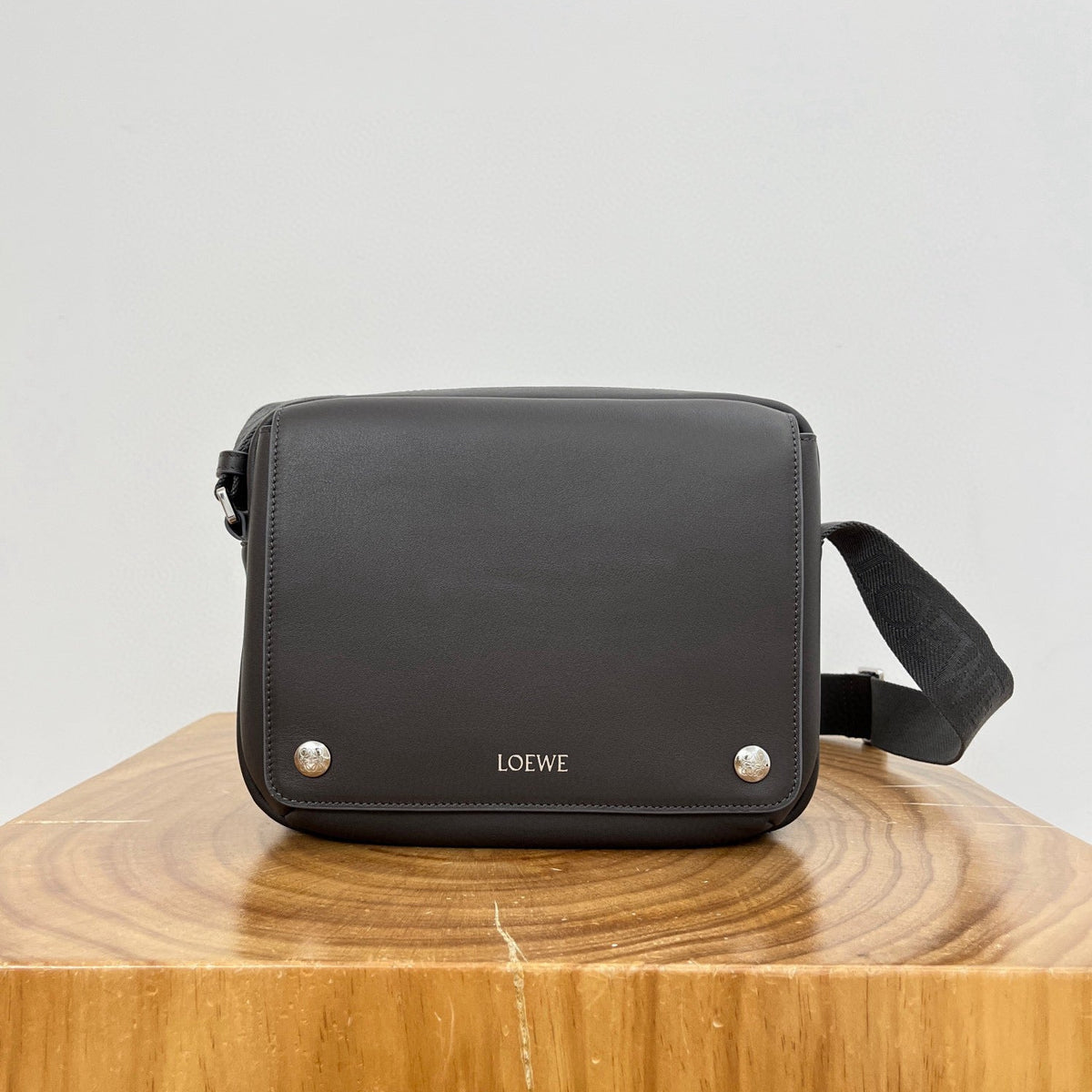 LOEW PEBBLE MESSENGER BAG