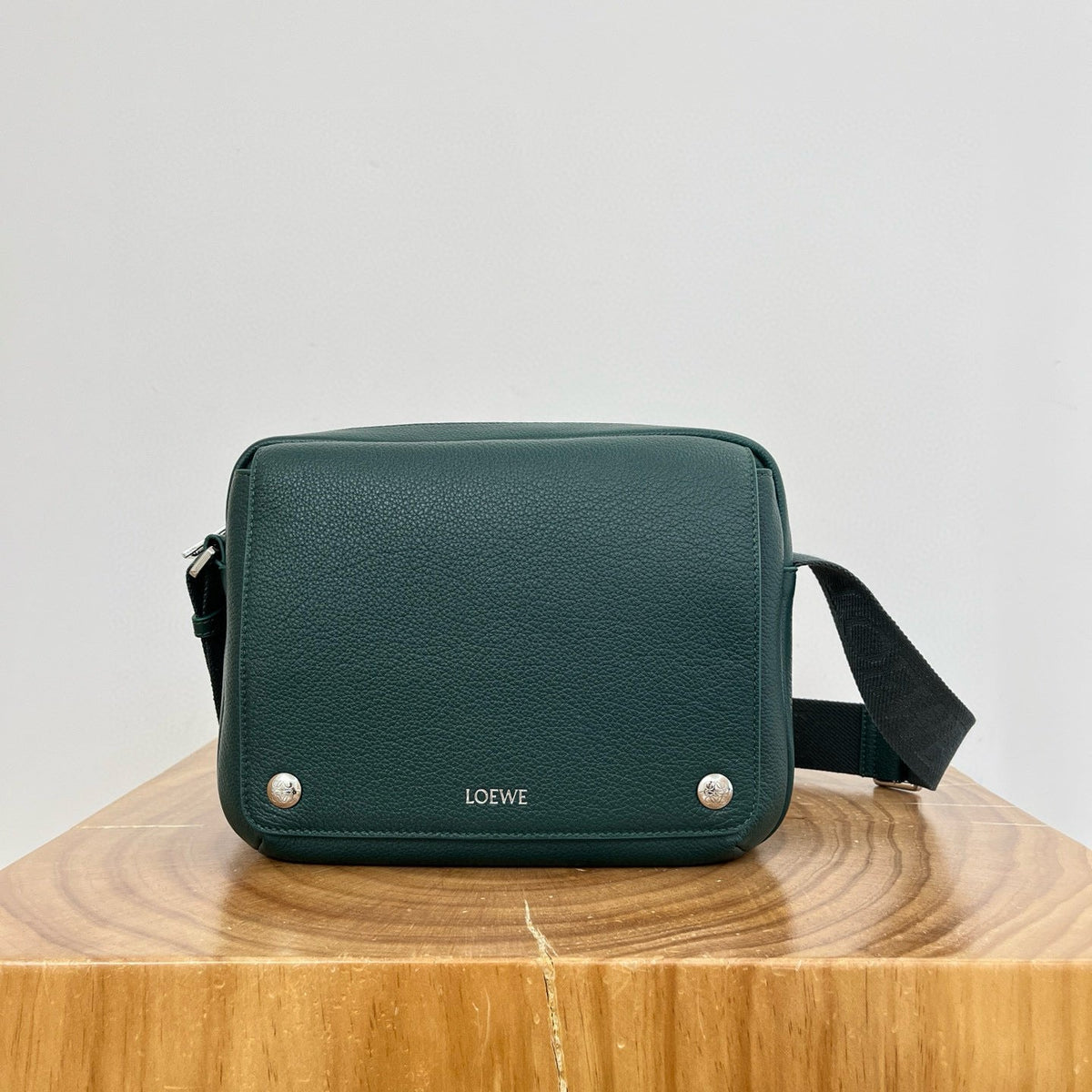 LOEW PEBBLE MESSENGER BAG