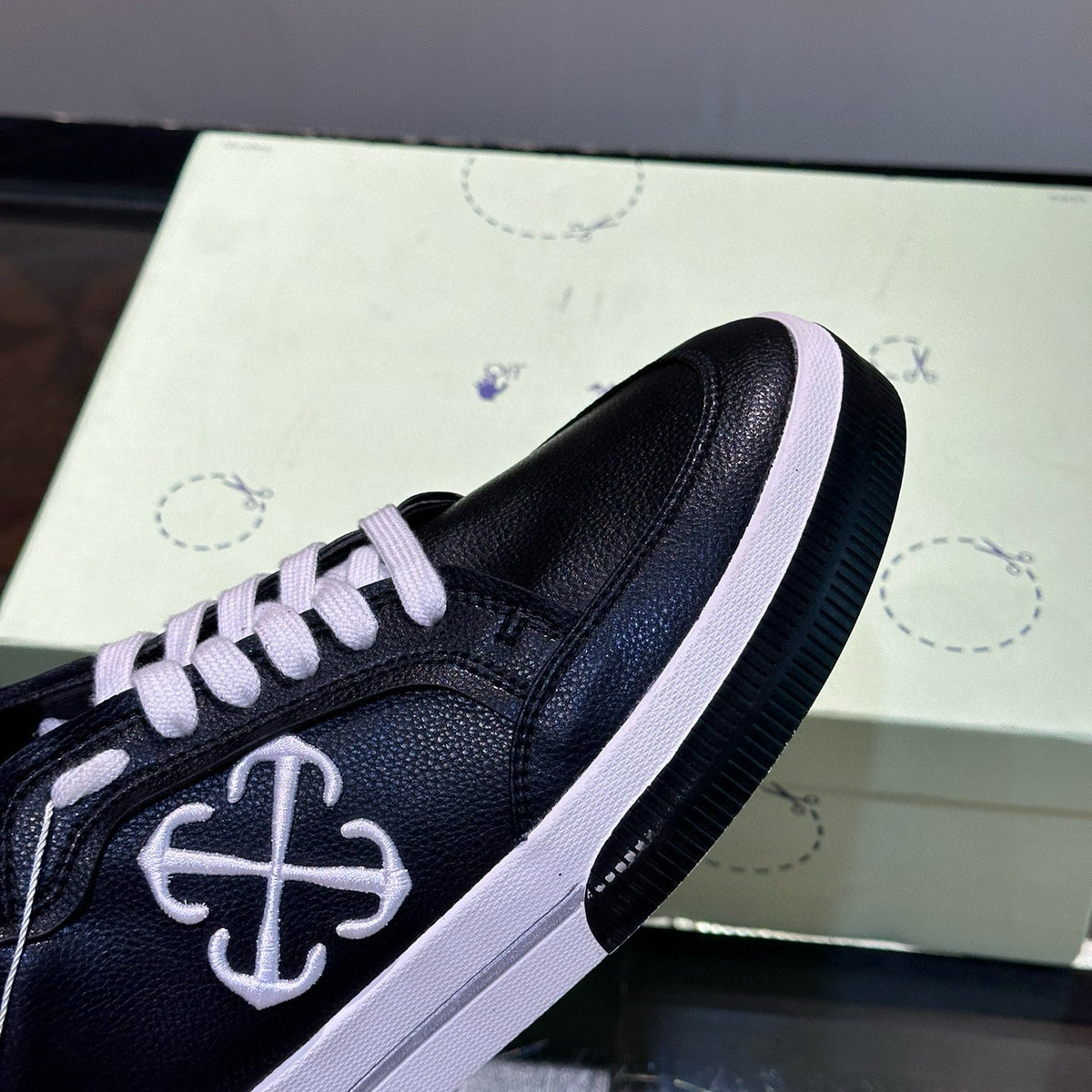 OFF W TRAINERS