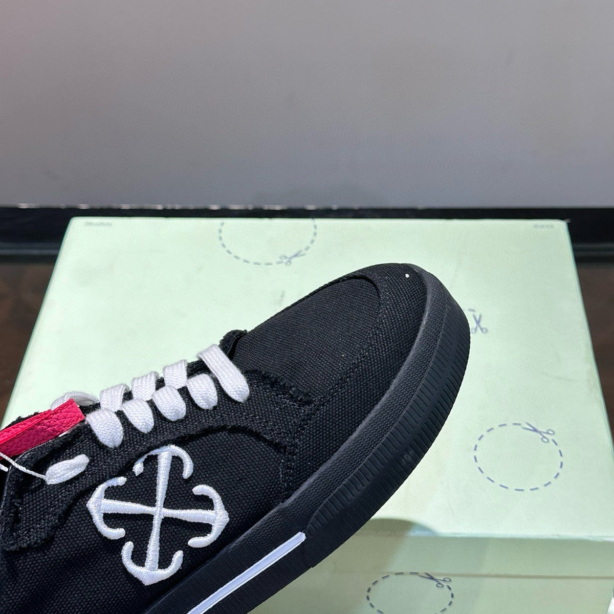 OFF W TRAINERS