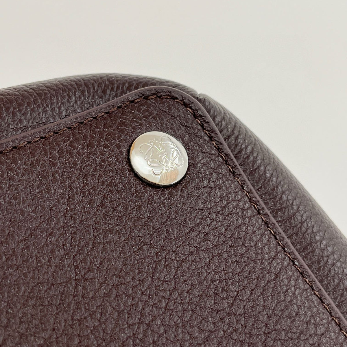LOEW PEBBLE MESSENGER BAG