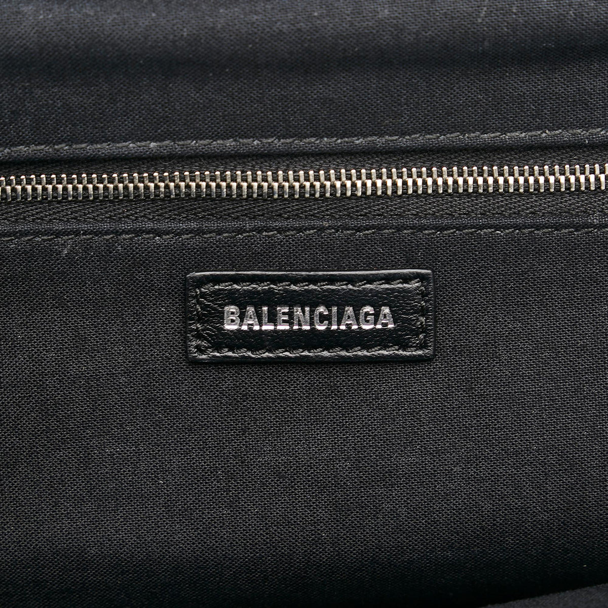 Balenciaga Cloud XL Leather Crossbody Bag (SHG-IYClRk)