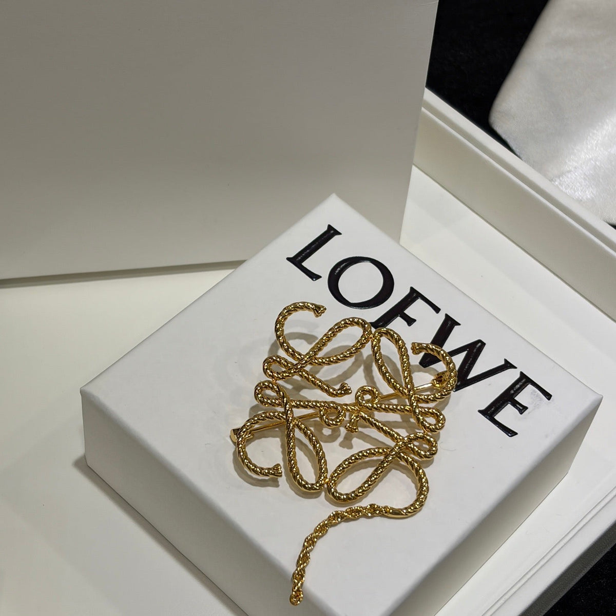 LOEW BROOCHE